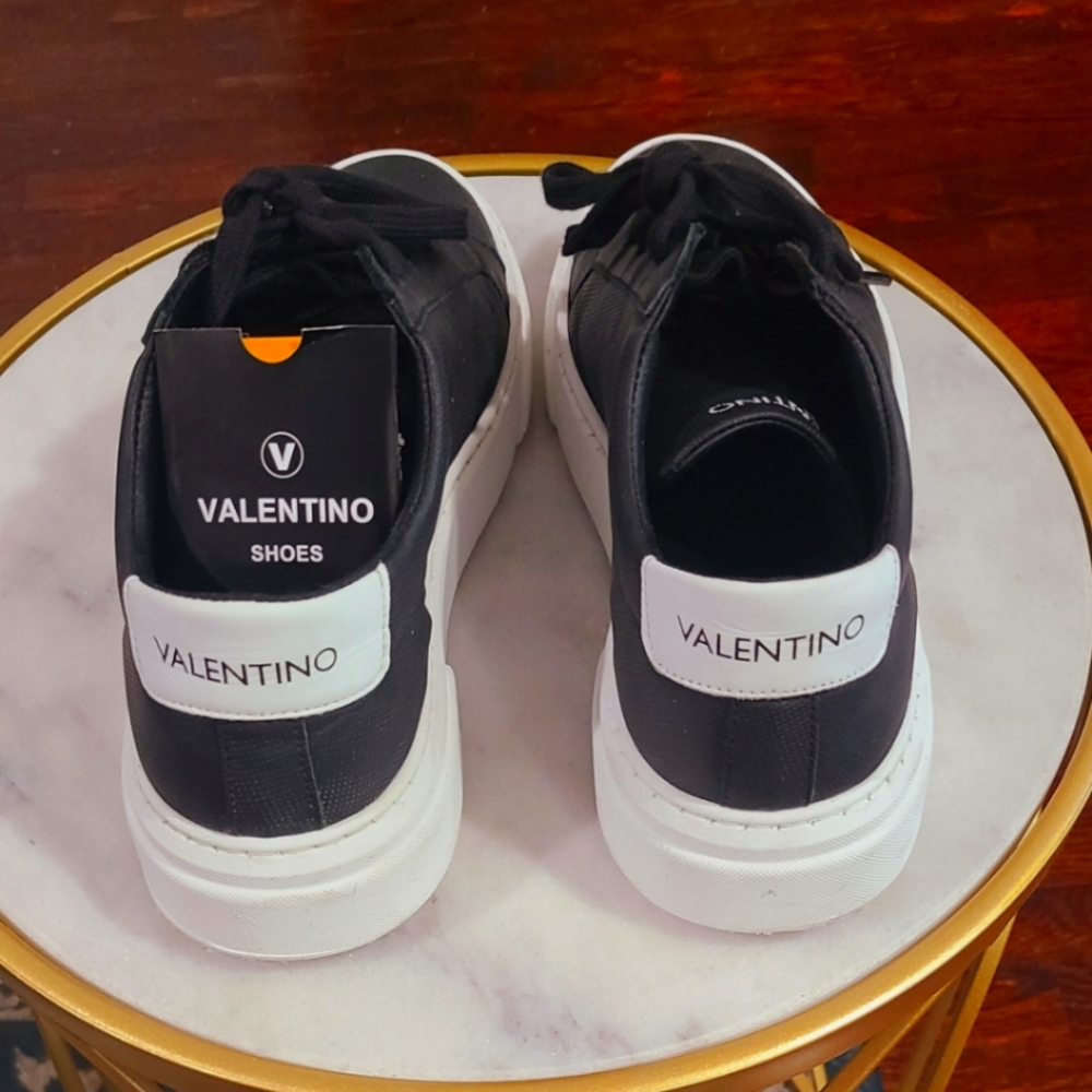 Authentic valentino men sneakers..